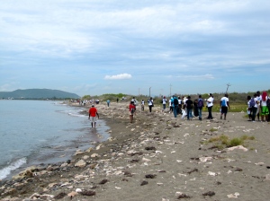 Volunteers heading down the beach towards Port Royal. (My photo)