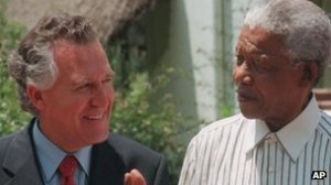 Peter Hain with Nelson Mandela in Johannesburg in 2000. (Photo: BBC)
