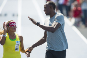 Usain Bolt gives Terezinha Guilhermina a high five after guiding her on a 50m sprint (Photo: Rio 2016/Alex Ferro)