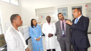 Minister of Health, Dr. Christopher Tufton (right) discusses the upgrade of the Virology Lab at the University during a tour of the Microbiology Lab with (L-R) Dr, Carl Bruce, Senior Director, University Hospital of the West Indies, Lecturer, Nicole Christian, University of the West Indies, Dr. Ivan Vickers and Dr. Winston De La Haye, Chief Medical Officer of Health. The Minister toured the facility on Friday, March 11, 2016. (Photo: Ministry of Health) 